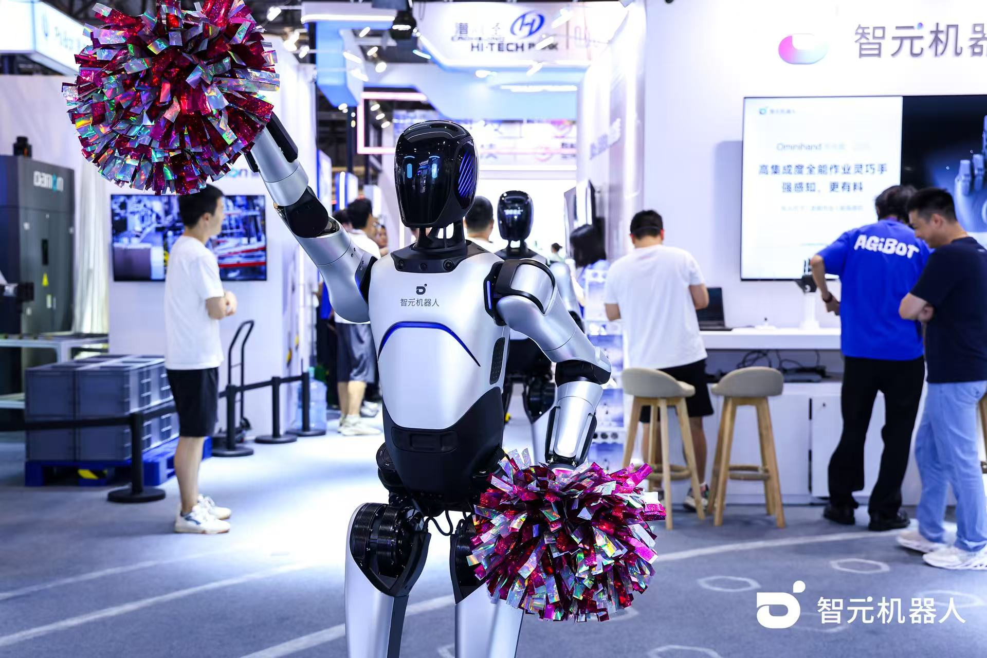 米兰·(milan)机器人 WAIC 首日展台火爆，机器...
